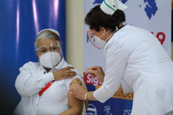 Violeta Gaona, la primera panameña en aplicarse la vacuna de Pfizer Violeta Gaona, primera panameña en aplicarse la vacuna de Pfizer