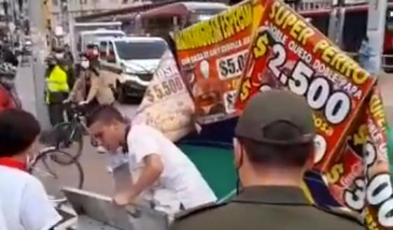 Bogotá: ¿quién volcó puesto de comida rápida en el centro? Bogotá: ¿quién volcó puesto de comida rápida en el centro?
