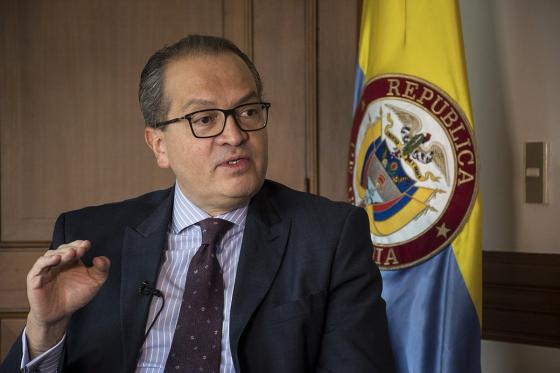 "Un país con tantos candidatos no es serio": Fernando Carrillo
