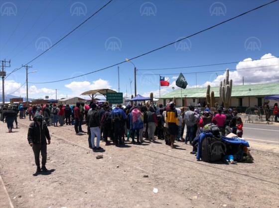 Cerca de 1.800 inmigrantes provenientes de países como Venezuela y Colombia llegaron al pueblo chileno de Colchane, cerca de la frontera con Bolivia, huyendo de la violencia y el hambre de sus países. Cerca de 1.800 inmigrantes provenientes de países como Venezuela y Colombia llegaron al pueblo chileno de Colchane, cerca de la frontera con Bolivia, huyendo de la violencia y el hambre de sus países.