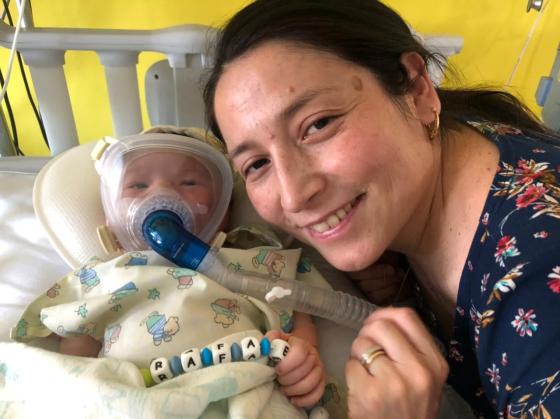 Madeleine Benavente junto a su hijo, Rafael, quien fue diagnosticado a los pocos días de haber nacido de atrofia muscular espinal. 
