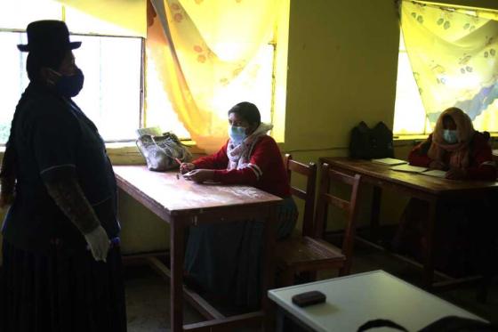 Estudiantes del municipio de Palcoco, en el altiplano de La Paz, asisten a clases día por medio, divididos en dos grupos y con medias de bioseguridad.