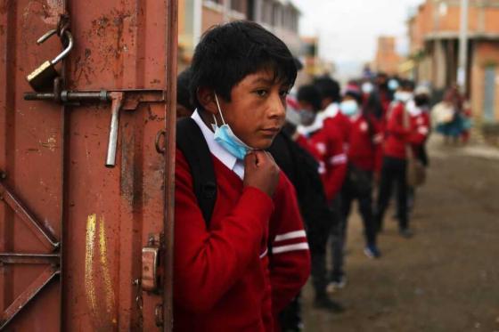 Estudiantes del municipio de Palcoco, en el altiplano de La Paz, asisten a clases día por medio, divididos en dos grupos y con medias de bioseguridad.