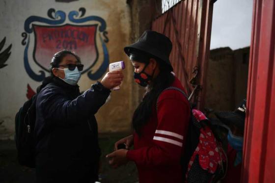 Estudiantes del municipio de Palcoco, en el altiplano de La Paz, asisten a clases día por medio, divididos en dos grupos y con medias de bioseguridad.