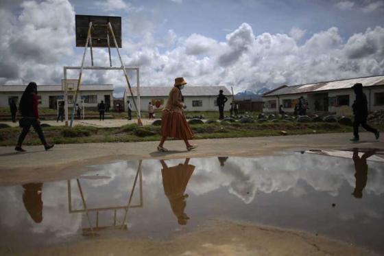 Estudiantes del municipio de Palcoco, en el altiplano de La Paz, asisten a clases día por medio, divididos en dos grupos y con medias de bioseguridad.