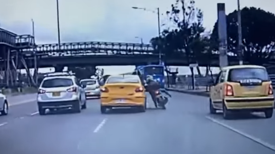 Taxi arrolló una moto en Bogotá carrera 30 Taxi arrolló una moto en Bogotá carrera 30