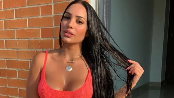 Andrea Valdiri enloquece a sus seguidores con sensual escote