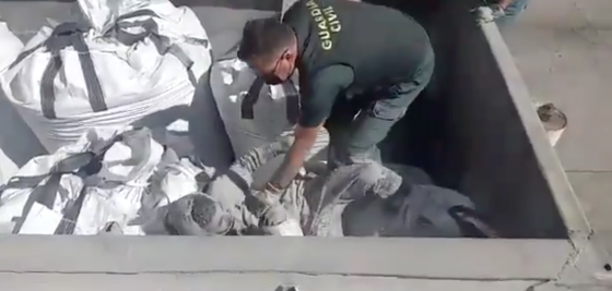 Encuentran inmigrante enterrado en un saco de cenizas tóxicas