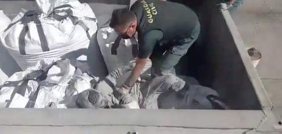 Encuentran inmigrante enterrado en un saco de cenizas tóxicas Encuentran inmigrante enterrado en un saco de cenizas tóxicas