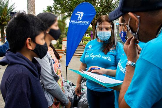 Fincomercio entrega útiles escolares Cooperativa entrega útiles escolares