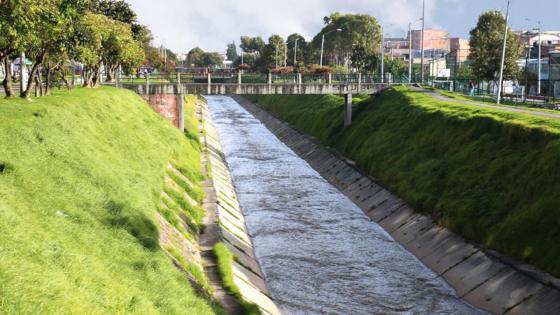 Comunidad lanzó a un río a presunto ladrón en Bogotá Comunidad lanzó a un río a presunto ladrón en Bogotá