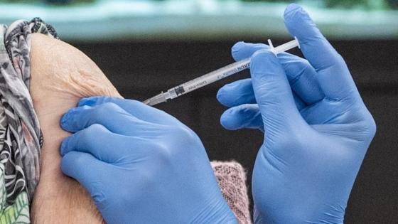 Seleccionan primera colombiana en ser vacunada contra covid-19
