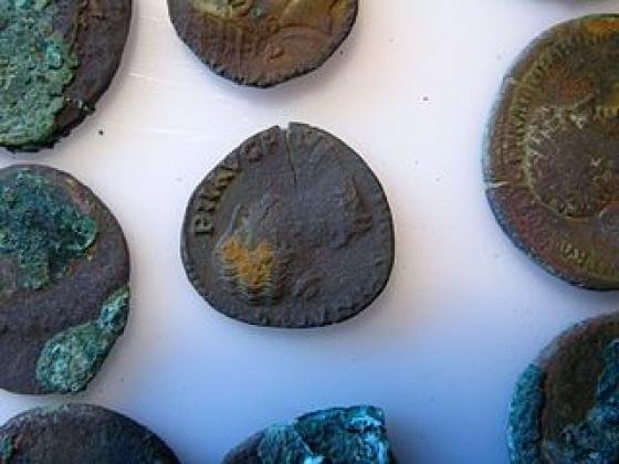 ¿Se le cayó la monedita? Soldado encontró una de hace 2000 años ¿Se le cayó la monedita? Soldado encontró una de hace 2000 años