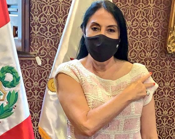 Dimite la canciller de Perú por escándalo de vacunación