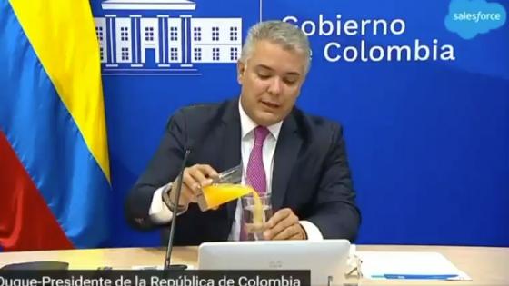 ¿Creativo? Duque explicó con jugo y agua la economía naranja