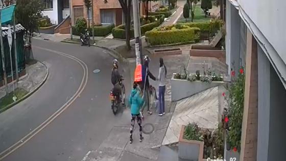 Atracador con maleta de Rappi