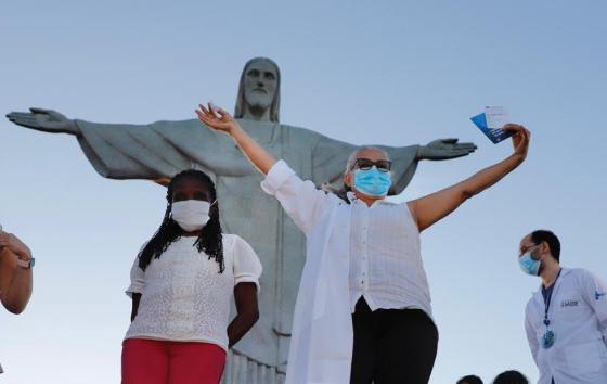 Las dos primeras mujeres vacunadas en Rio de Janeiro, ciudad que no tendrá el carnaval que acostumbraba