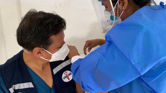 Médico recibe la primera vacuna COVID-19 en Perú Médico recibe la primera vacuna COVID-19 en Perú