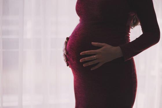 Registran aumento de contagios de Covid-19 en embarazadas en Israel
