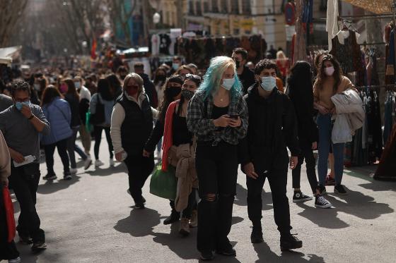 Las personas continúan con sus actividades diarias bajo las reglas y restricciones por la pandemia de coronavirus (COVID-19) en Madrid, España, el 28 de febrero de 2021.