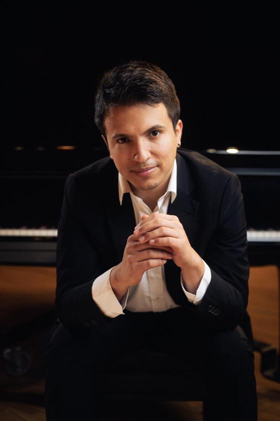 David Córdoba es un pianista colombiano de 27 años que se inicia como solista en la Orquesta Sinfónica de Memphis en Estados Unidos. David Córdoba es un pianista colombiano de 27 años que se inicia como solista en la Orquesta Sinfónica de Memphis en Estados Unidos.
