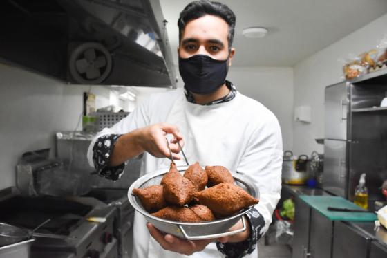 Almotaz Bellah Khedrou nació en Damasco, tiene 32 años y vive en Colombia desde 2014. Es dueño del restaurante Al Banun, en el norte de Bogotá, Colombia. Almotaz Bellah Khedrou nació en Damasco, tiene 32 años y vive en Colombia desde 2014. Es dueño del restaurante Al Banun, en el norte de Bogotá, Colombia.