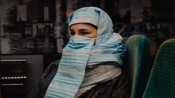 Ersem Ercil, una artista turca que vive en Países Bajos, protesta contra la prohibición del burka en ese país a través de una pieza hecha con máscaras médicas, que son de uso obligatorio para evitar la propagación de la pandemia. Ersem Ercil, una artista turca que vive en Países Bajos, protesta contra la prohibición del burka en ese país a través de una pieza hecha con máscaras médicas, que son de uso obligatorio para evitar la propagación de la pandemia.