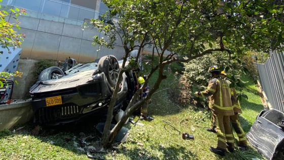 En Medellín un vehículo cayó desde un quinto piso