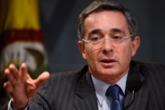 Álvaro Uribe propone subir impuestos a personas de ingresos altos Álvaro Uribe propone subir impuestos a personas de ingresos altos