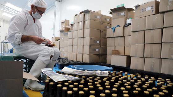 La Roja, la cerveza de los desmovilizados de las FARC La Roja, la cerveza de los desmovilizados de las FARC