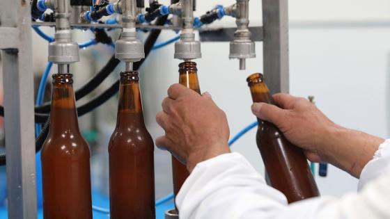 La Roja, la cerveza de los desmovilizados de las FARC La Roja, la cerveza de los desmovilizados de las FARC