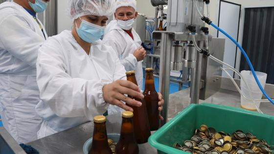 La Roja, la cerveza de los desmovilizados de las FARC La Roja, la cerveza de los desmovilizados de las FARC