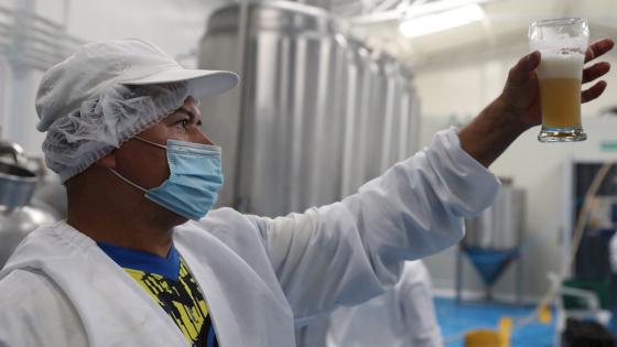 La Roja, la cerveza de los desmovilizados de las FARC La Roja, la cerveza de los desmovilizados de las FARC