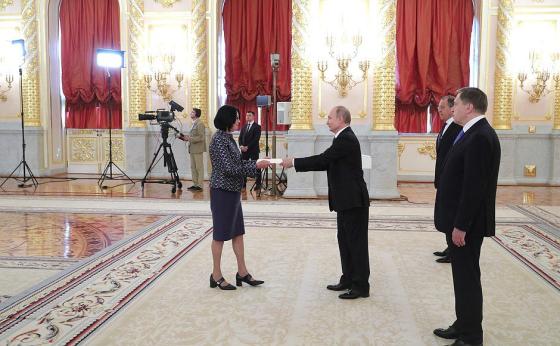 Liliam Rodríguez, embajadora Costa Rica en Rusia; y Vladimir Putin, presidente Rusia Las mujeres siguen lejos de liberarse del patriarcado: Liliam Rodríguez
