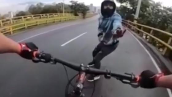 Robo a mano armada a ciclista en Medellín, quedó captado en video Robo a mano armada a ciclista en Medellín, quedó captado en video