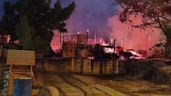 Incendio en Santa Marta Voraz incendio en zona industrial de Santa Marta generó pánico