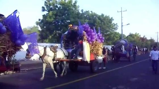 El desfile de carretas cargadas de fe