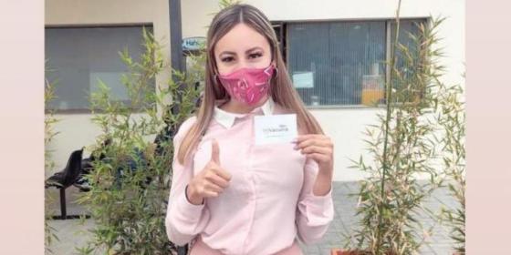 Politóloga se saltó fila de vacunación en Bogotá Politóloga se saltó fila de vacunación en Bogotá