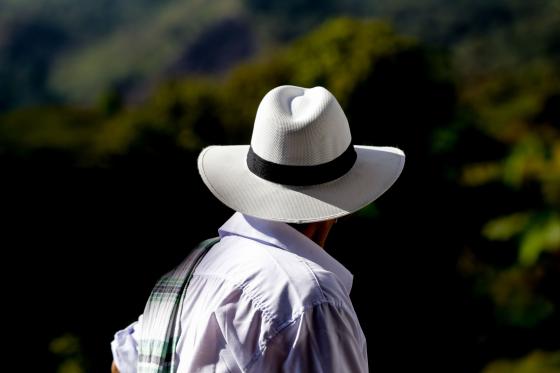 Un grupo de campesinos que hace 19 años fueron desplazados de sus tierras por grupos paramilitares, quienes quemaron por completo este caserío del municipio de Samaná, Caldas; están recuperando sus tierras y empezando una nueva vida en El Congal. Luego de probar suerte en varias partes de Colombia, 17 familias hicieron una solicitud en 2014 ante la Unidad de Restitución de Tierras, que presentó una demanda en 2015 ante jueces especializados. 