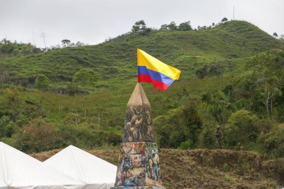 Un grupo de campesinos que hace 19 años fueron desplazados de sus tierras por grupos paramilitares, quienes quemaron por completo este caserío del municipio de Samaná, Caldas; están recuperando sus tierras y empezando una nueva vida en El Congal. Luego de probar suerte en varias partes de Colombia, 17 familias hicieron una solicitud en 2014 ante la Unidad de Restitución de Tierras, que presentó una demanda en 2015 ante jueces especializados.