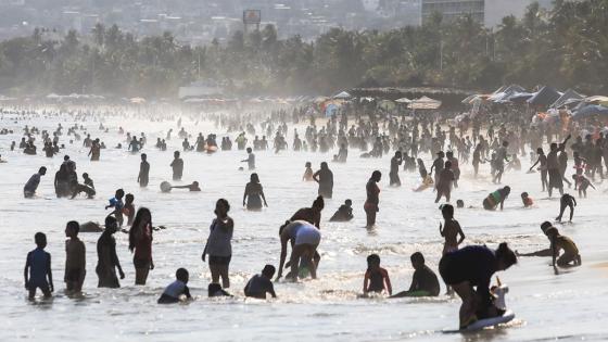 Acapulco, lleno de gente pese a nueva ola de covid-19