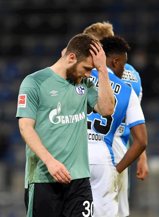 Hinchas del Schalke 04 persiguen a jugadores tras descender a la B