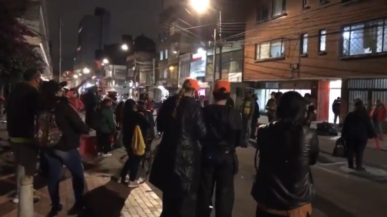 Protesta frente a casa de Claudia López