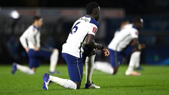 Indignación en Inglaterra por mensajes racistas contra Davinson Sánchez