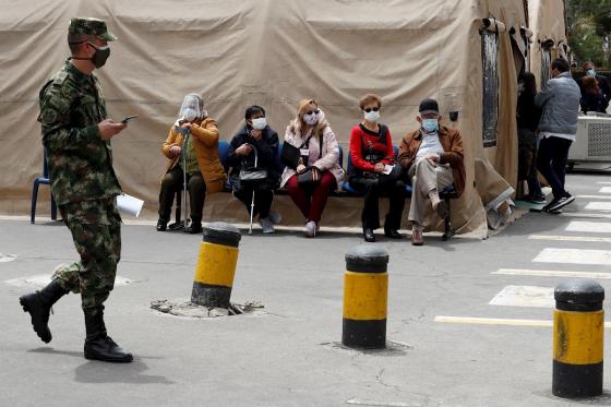 Ejército vacuna a militares retirados y familiares de 80 años