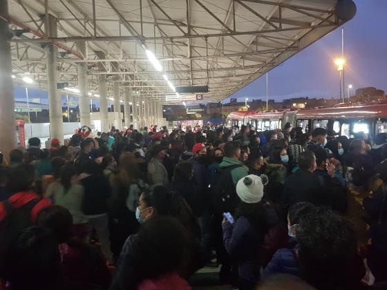 Usuarios reportan colapso en TransMilenio a pesar de la cuarentena Usuarios reportan colapso en TransMilenio a pesar de la cuarentena