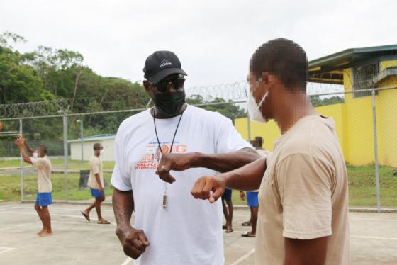 Mario Butler, gloria del baloncesto, lidera proyecto con jóvenes panameños