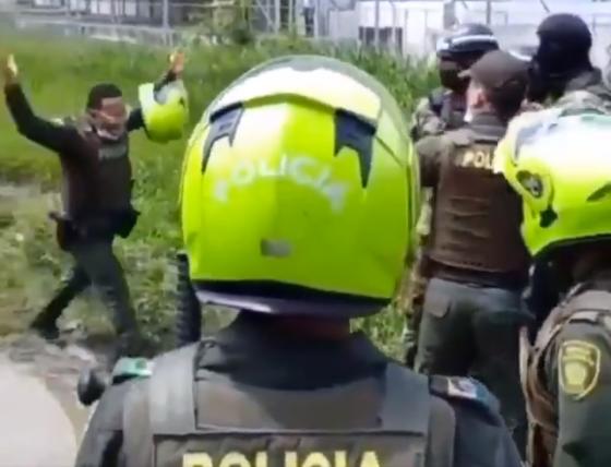 Cali: enfrentamiento entre policías por trato a manifestantes Cali: enfrentamiento entre policías por trato a manifestantes