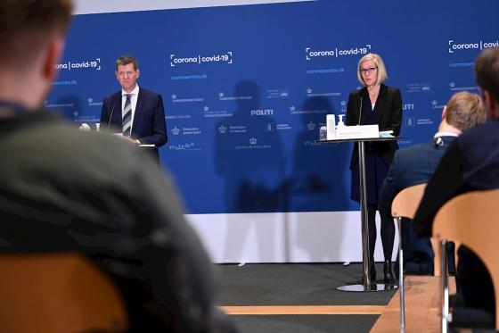 VIDEO | Tanja Erichsen se desmaya tras anunciar la suspensión de la vacuna AstraZeneca VIDEO | Se desmaya tras anunciar la suspensión de la vacuna AstraZeneca