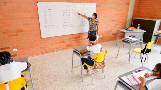 Vacunación contra Covid-19 de docentes comenzaría en mayo 